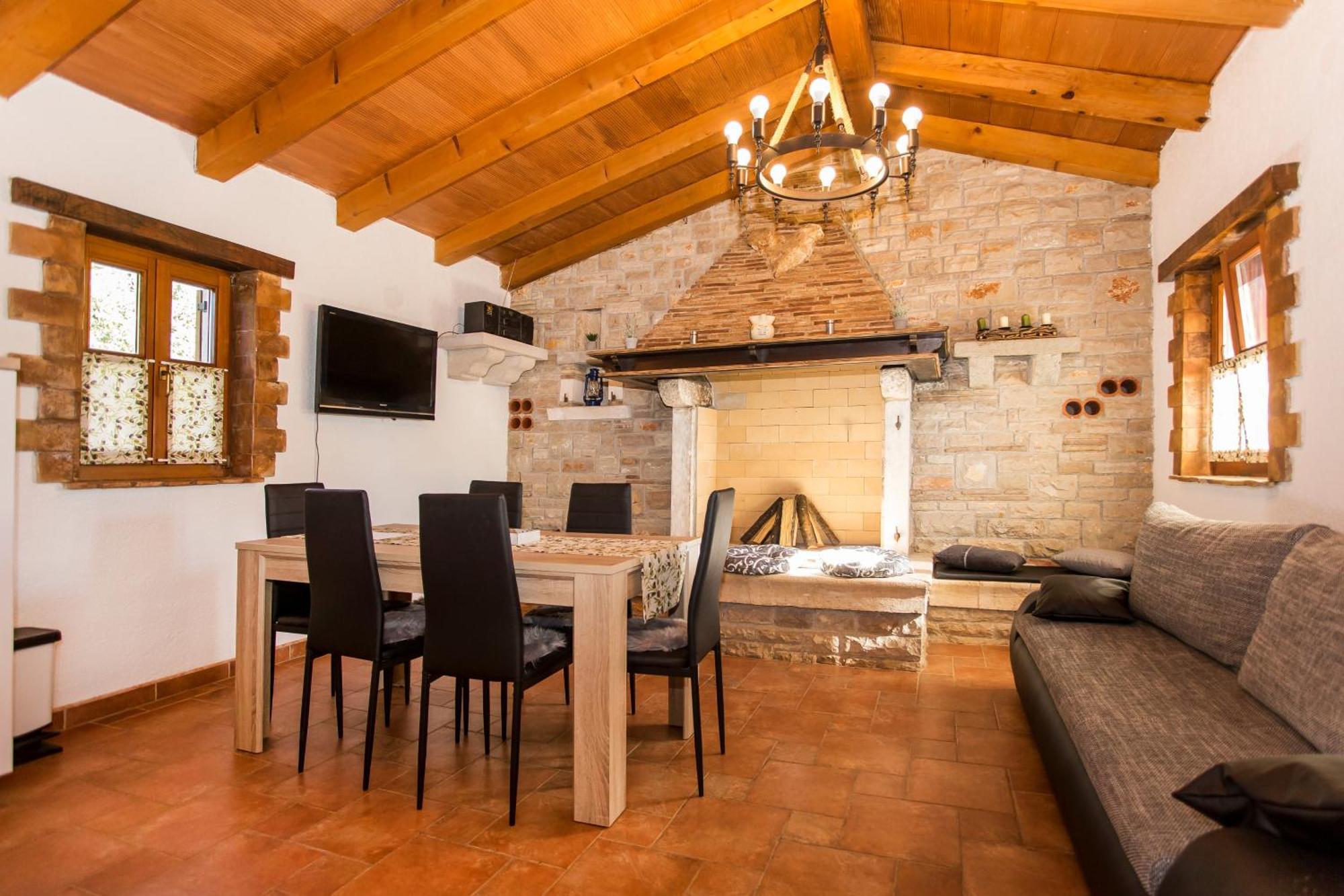 Family Friendly House With A Parking Space - 22074 Vikendica Rovinj