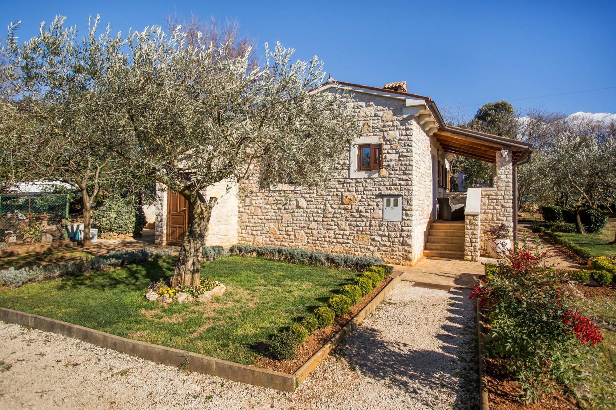 Family Friendly House With A Parking Space - 22074 Vikendica Rovinj