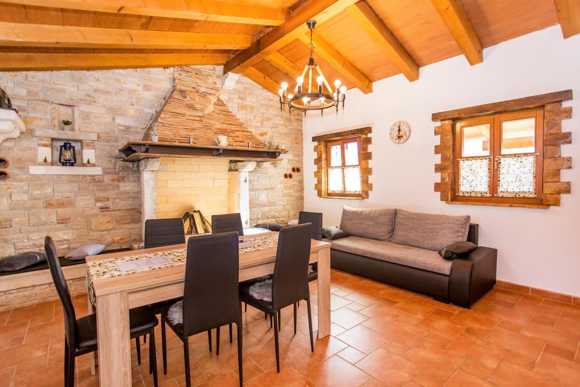Family Friendly House With A Parking Space - 22074 *