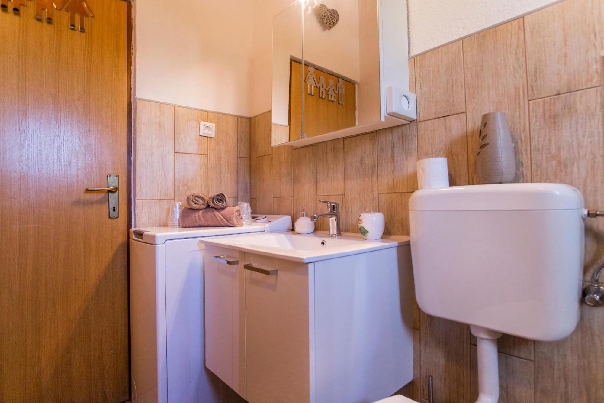 Family Friendly House With A Parking Space - 22074 Vikendica