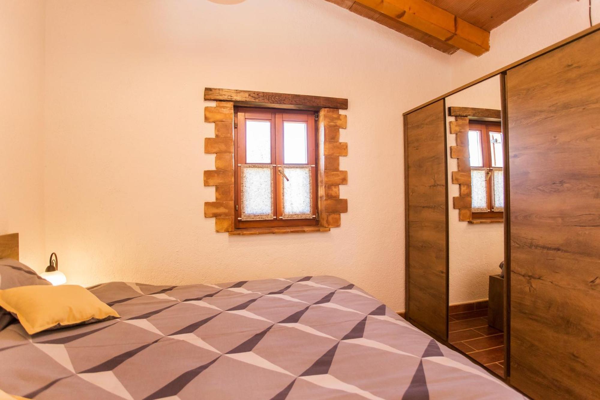 Family Friendly House With A Parking Space - 22074 Vikendica *